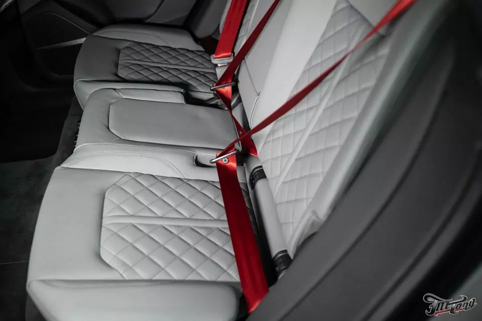Audi Q8. Установка красных ремней безопасности взамен штатных.
